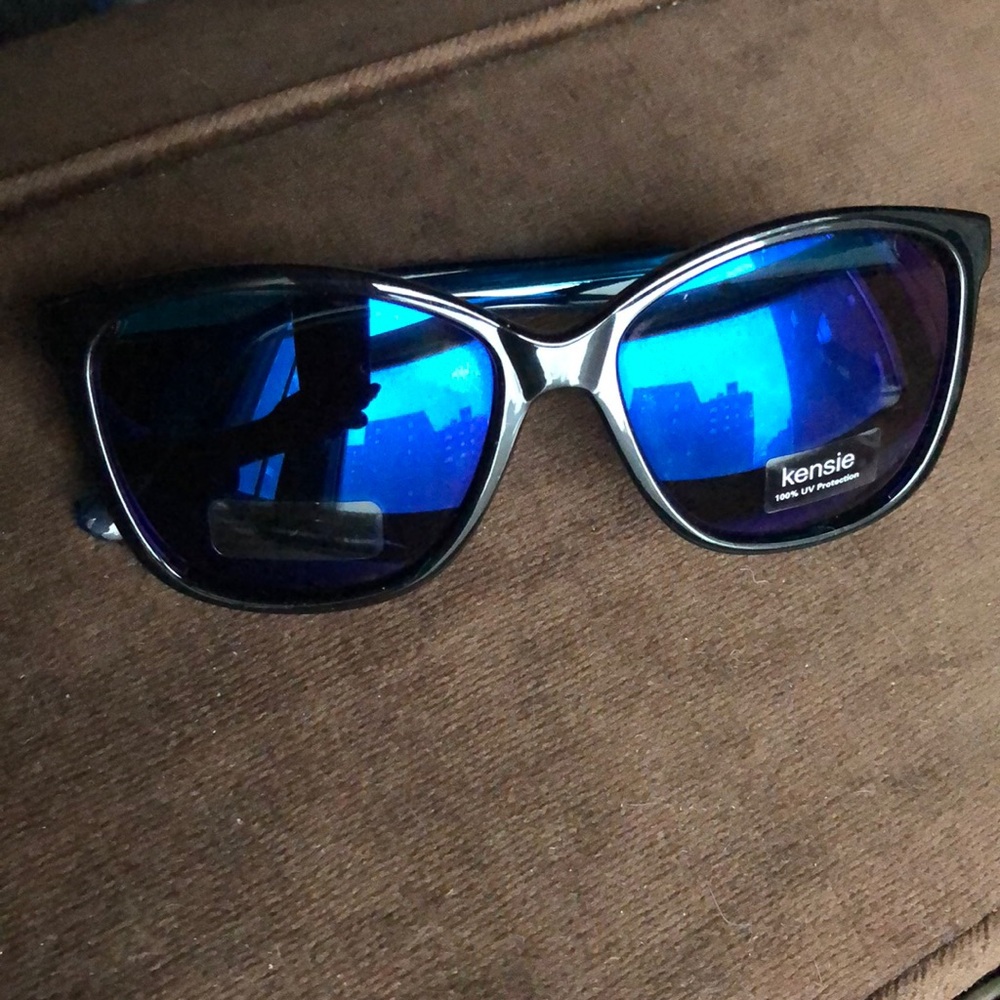 🌞Kensie Mirrored Sunglasses!